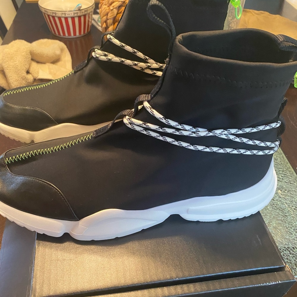 John Geiger 002 White & Black Size 14